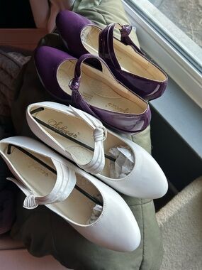 Ladies Knot-Strap Flats in Purple and White by SOFWEAR.